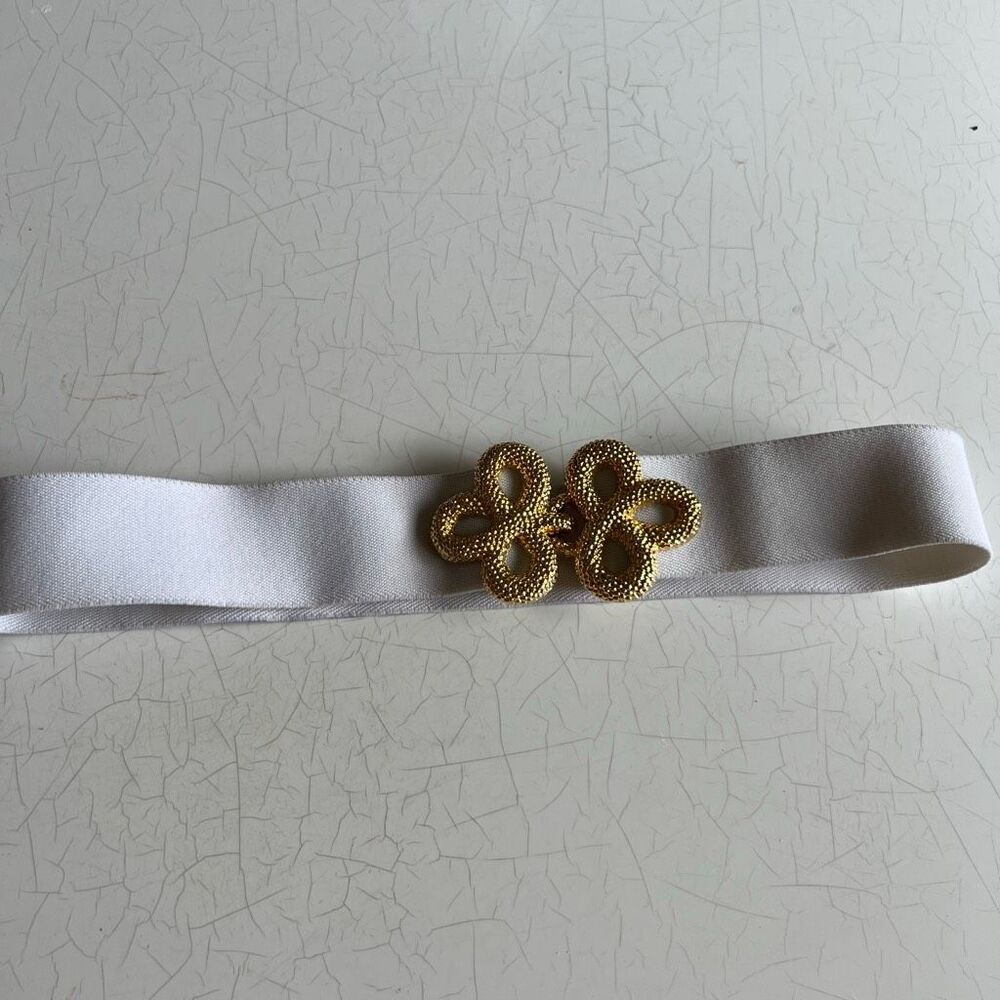 vintage motion 1980s white elastic cinch belt with an ornate textured gold-tone